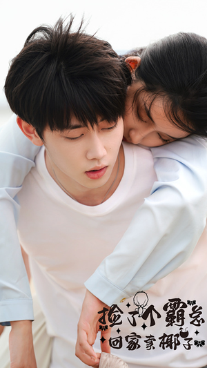 捡了个霸总回家卖椰子（70集）推荐热门短剧