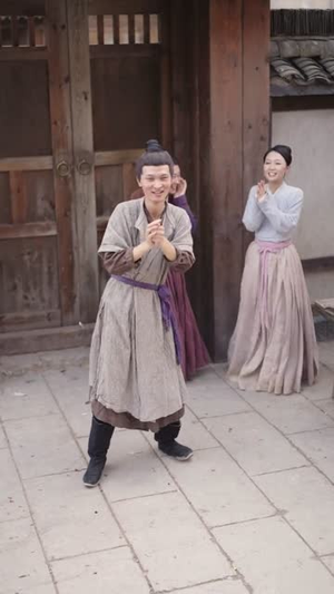 开局一间破草屋,我靠养娃系统致富(62集) 开局一间破草屋,我靠养娃系统致富(62集)第一季