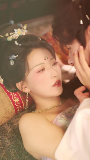 鸢尾映朱门（80集）热门短剧推广